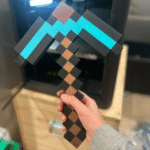Picareta de Diamante 3D • 25cm • Decoração Gamer Estilo Pixel Art • Impressão 3D Premium