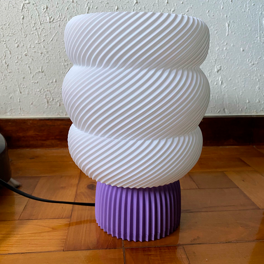 Luminária Twist Glow – Design Espiral Suave | Iluminação Quente | Rossetto Studio