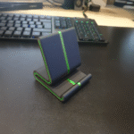 Suporte para Celular Preto com Detalhe Verde Neon | Design Moderno e Compacto